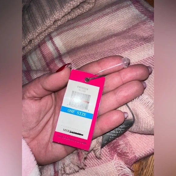 NWT Vince Camuto scarf and hat set - Picture 3 of 4